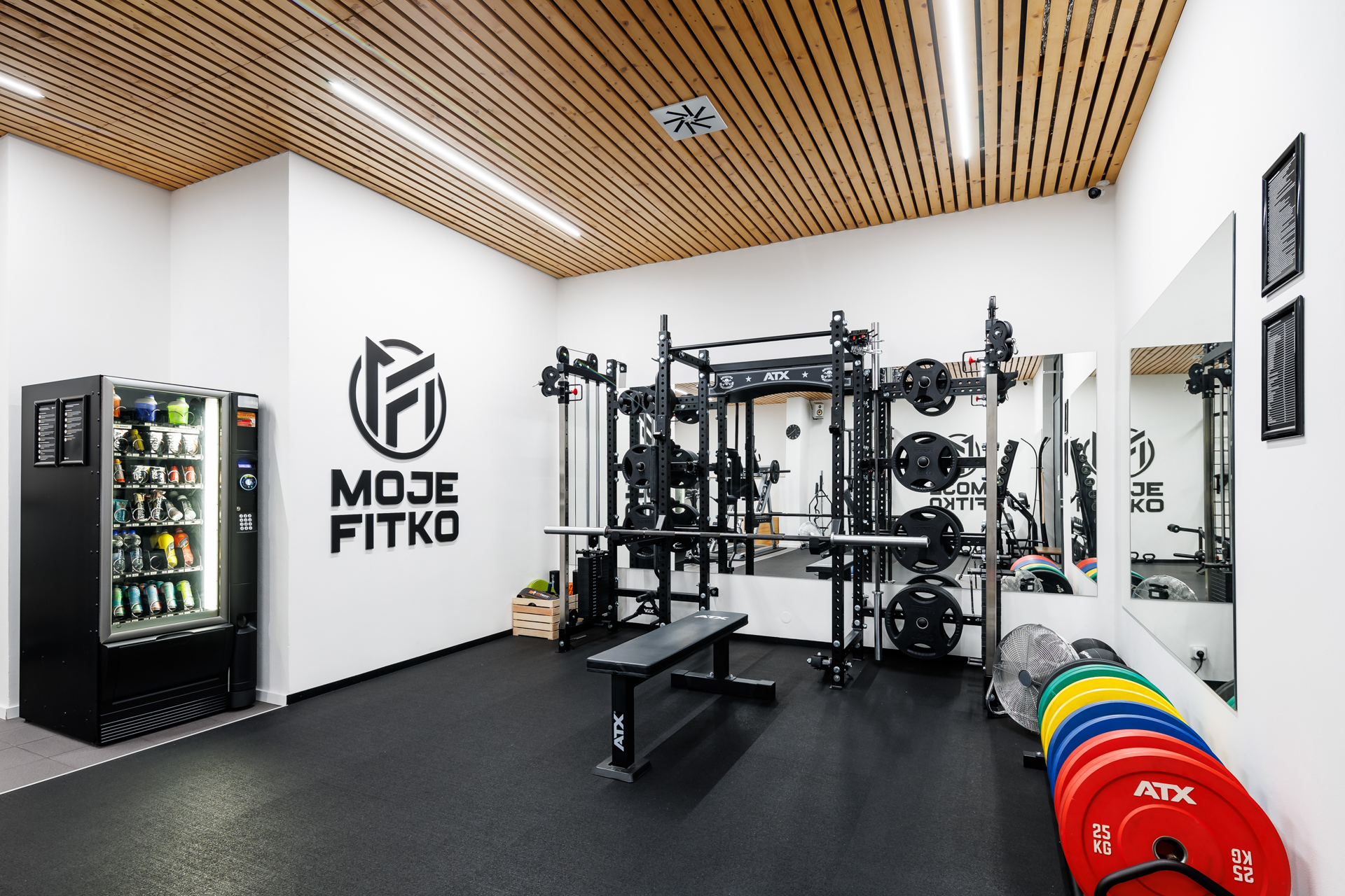 Prémiové privátní fitness centrum MOJE FITKO. Interiér a vybavení posilovny.